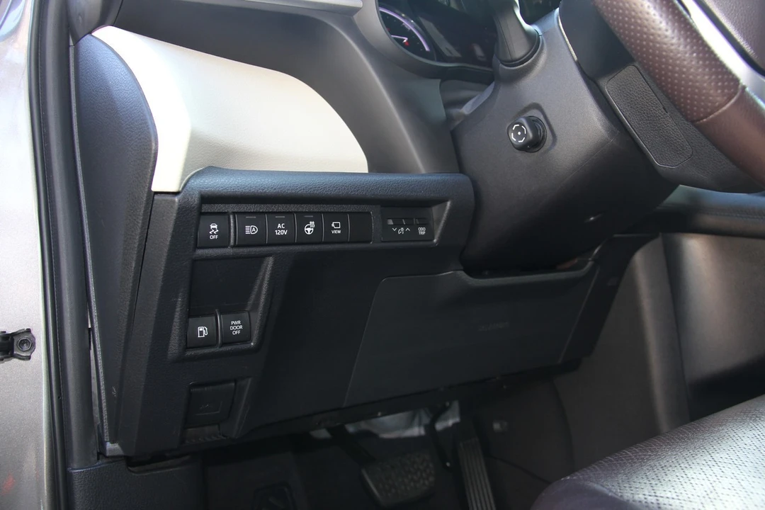 2022 Toyota Sienna 4th Gen - Image 18 of 21