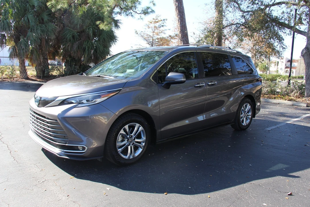 2022 Toyota Sienna 4th Gen - Image 5 of 21