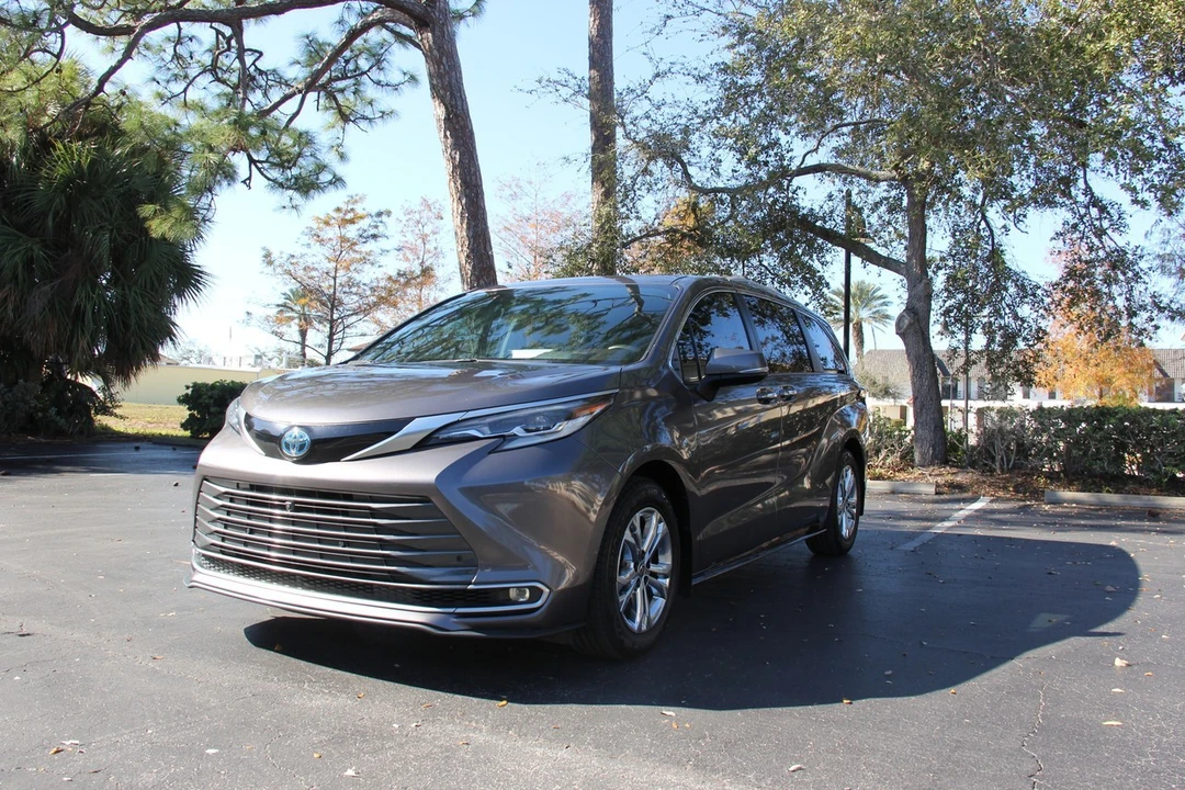 2022 Toyota Sienna 4th Gen - Image 3 of 21