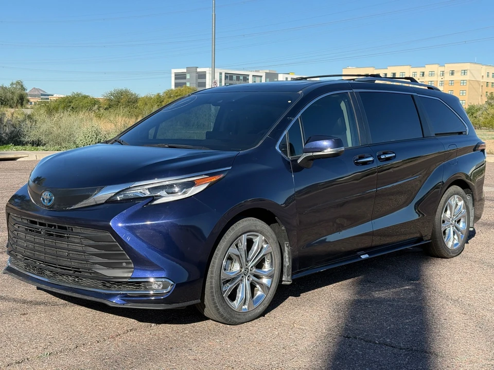 2022 Toyota Sienna 4th Gen - Image 2 of 20