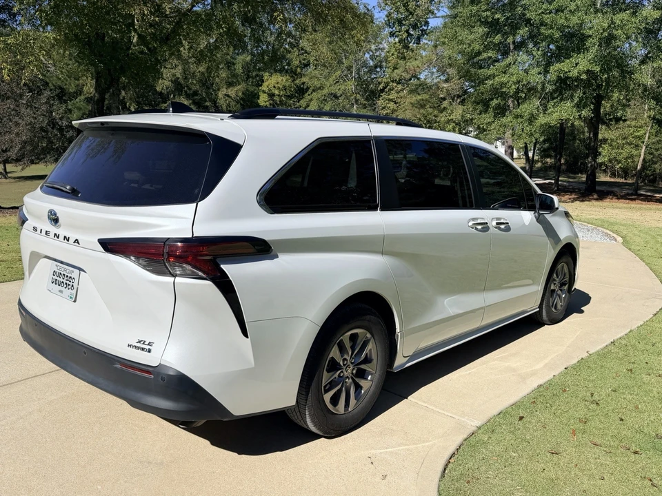 2022 Toyota Sienna 4th Gen - Image 2 of 5