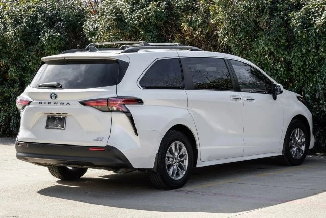 2022 Toyota Sienna 4th Gen - Image 10 of 21