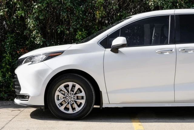 2022 Toyota Sienna 4th Gen - Image 14 of 21