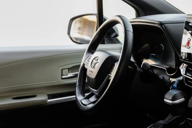 2022 Toyota Sienna 4th Gen - Image 18 of 21