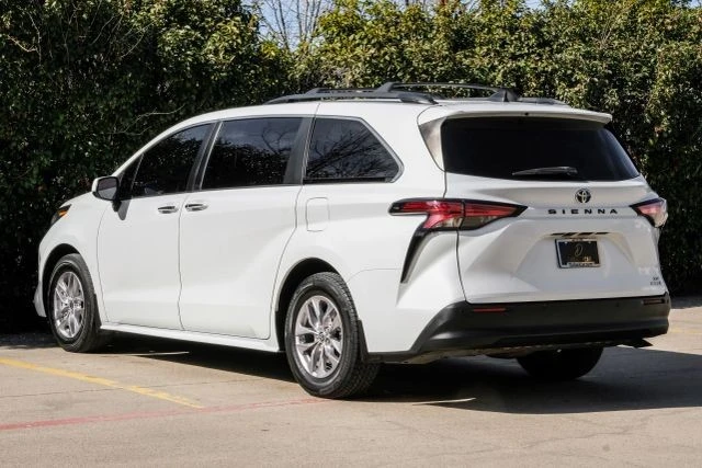 2022 Toyota Sienna 4th Gen - Image 12 of 21