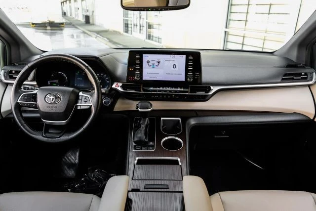 2022 Toyota Sienna 4th Gen - Image 17 of 21