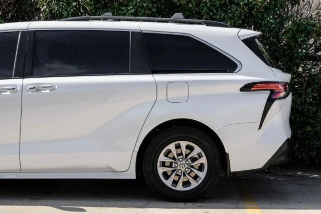 2022 Toyota Sienna 4th Gen - Image 15 of 21