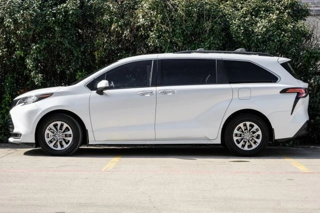 2022 Toyota Sienna 4th Gen - Image 13 of 21