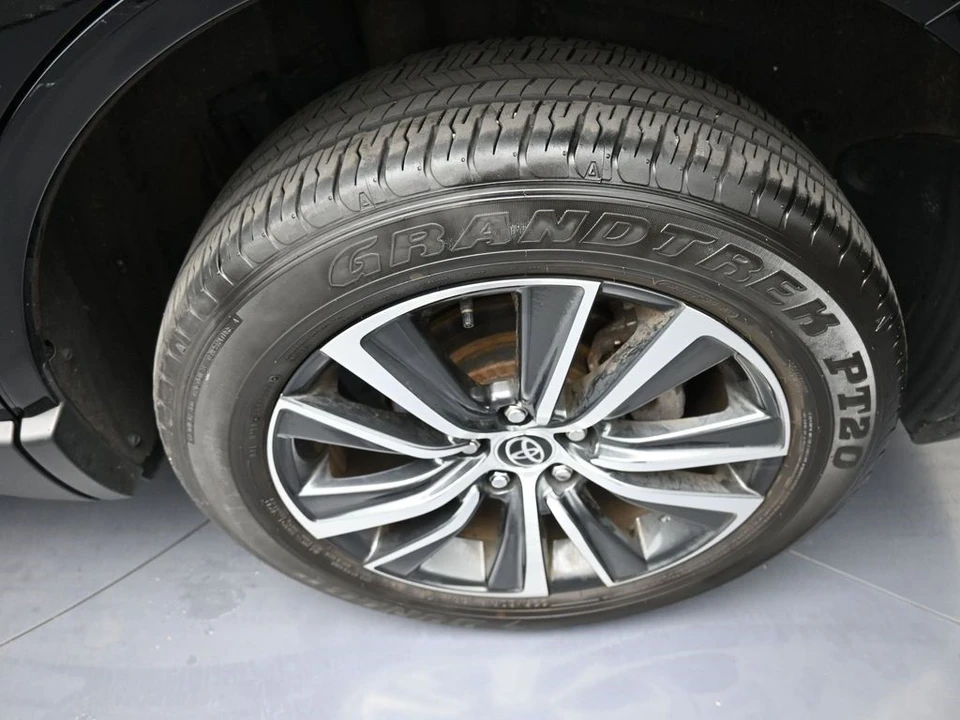 2022 Toyota Venza - Image 15 of 21