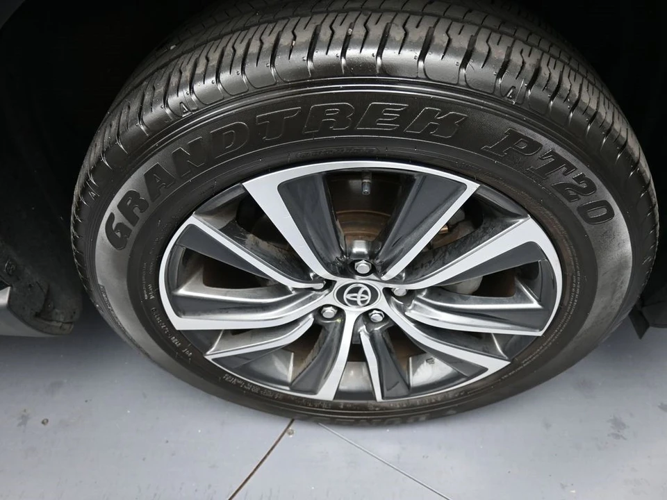 2022 Toyota Venza - Image 12 of 21