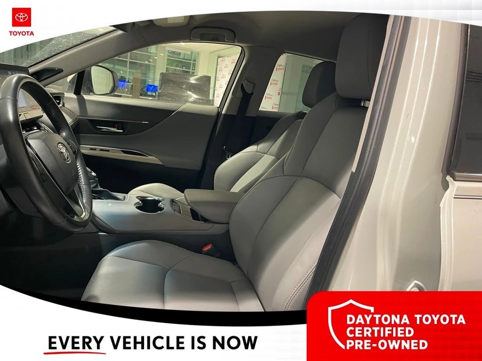 2022 Toyota Venza - Image 7 of 10