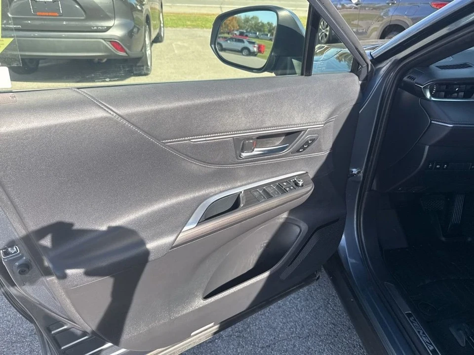 2022 Toyota Venza - Image 10 of 12