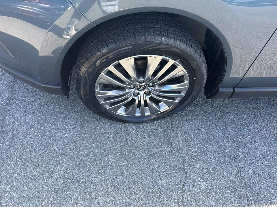 2022 Toyota Venza - Image 9 of 12