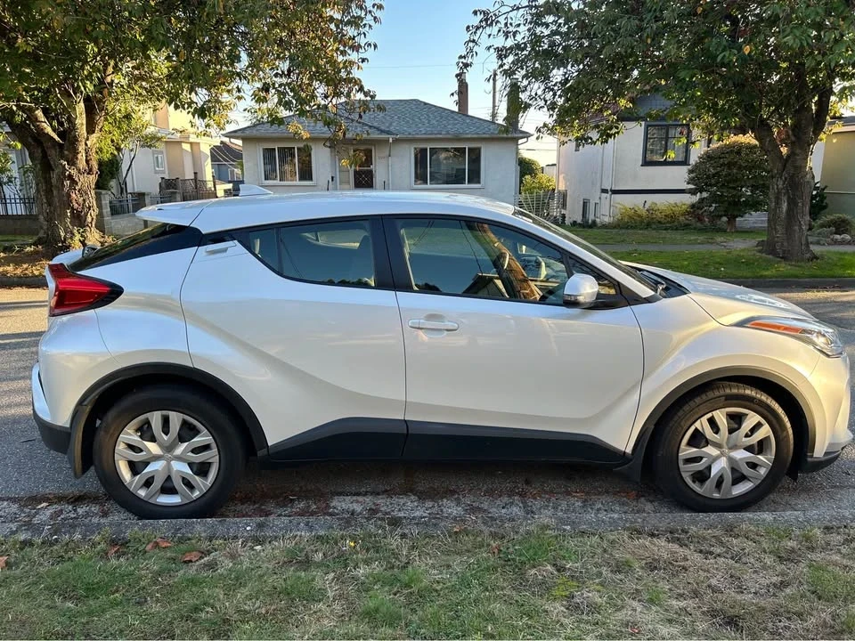 2022 Toyota C-HR - Image 4 of 11