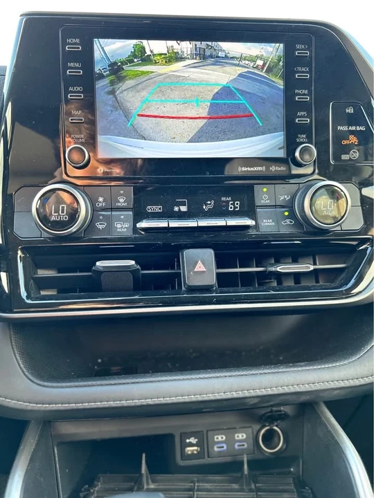 2022 Toyota Highlander - Image 11 of 14