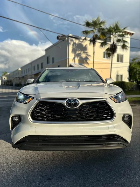 2022 Toyota Highlander - Image 2 of 14