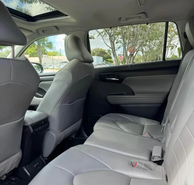 2022 Toyota Highlander - Image 7 of 10
