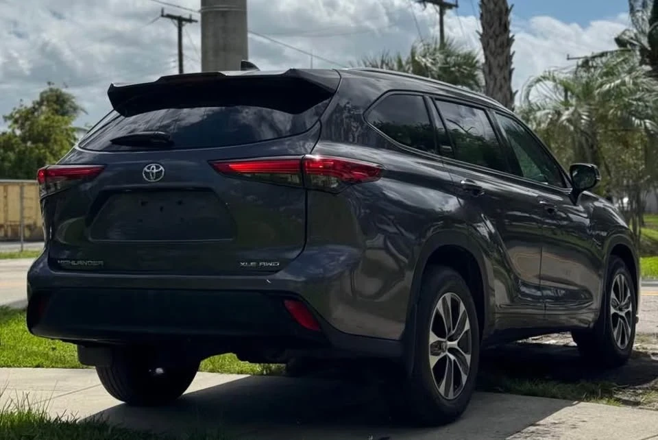 2022 Toyota Highlander - Image 4 of 10