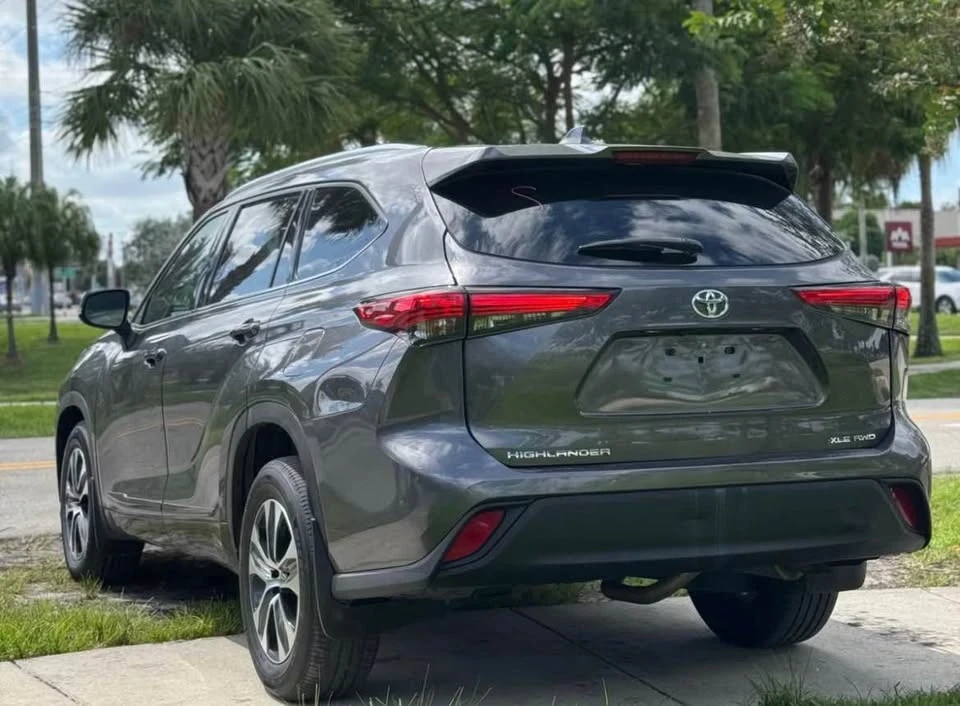 2022 Toyota Highlander - Image 5 of 10