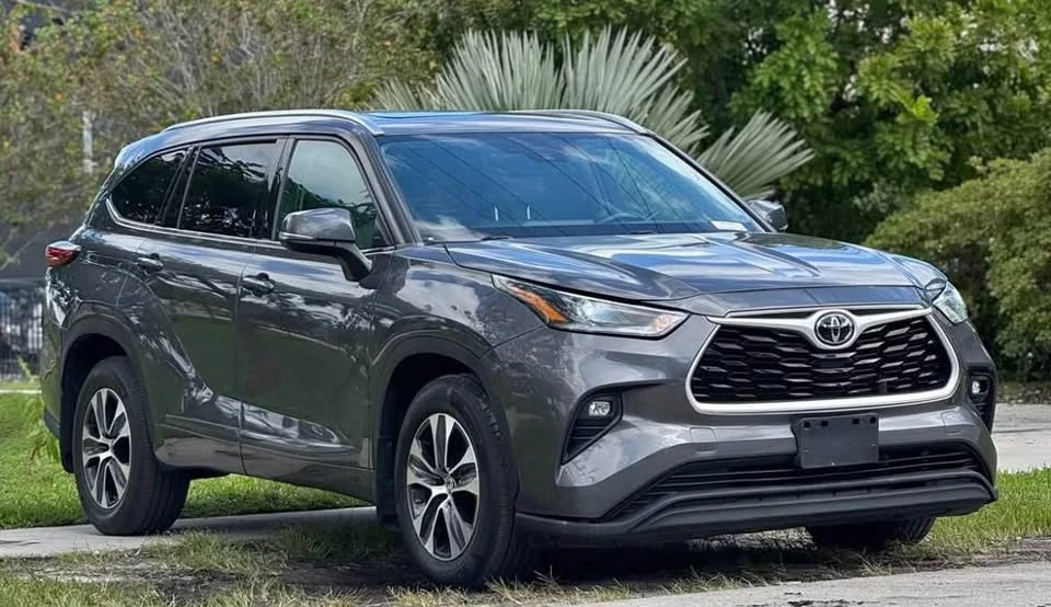 2022 Toyota Highlander - Image 2 of 10