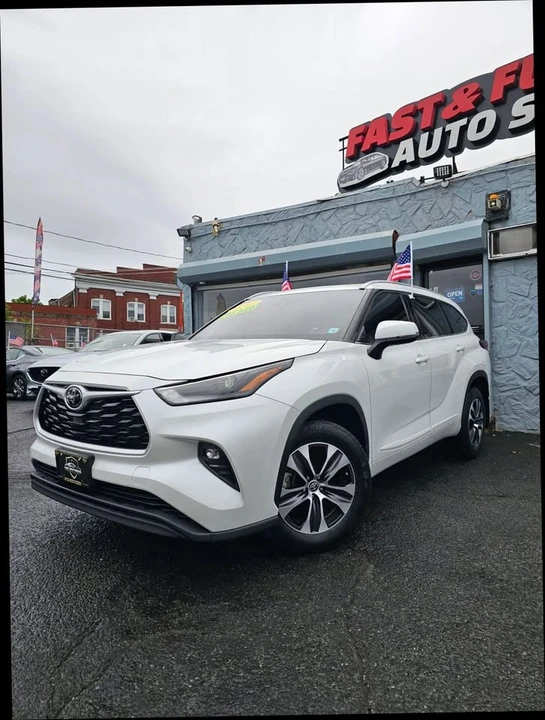 2022 Toyota Highlander - Image 2 of 20