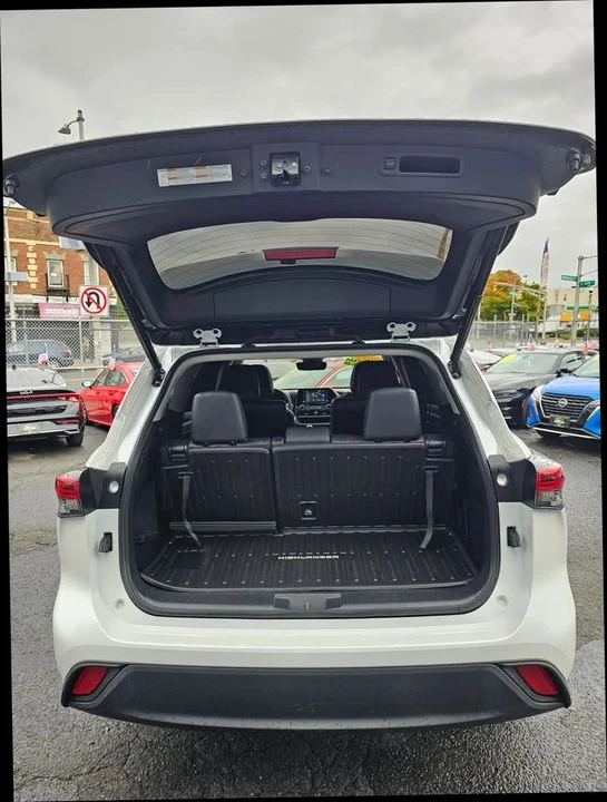 2022 Toyota Highlander - Image 18 of 20