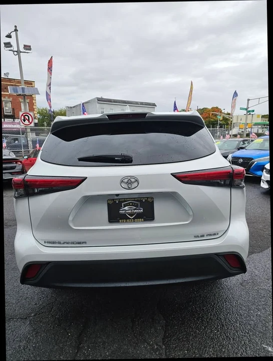 2022 Toyota Highlander - Image 17 of 20