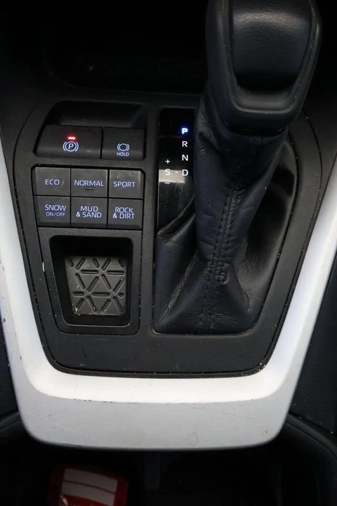2022 Toyota RAV4 5th Gen - Image 13 of 18