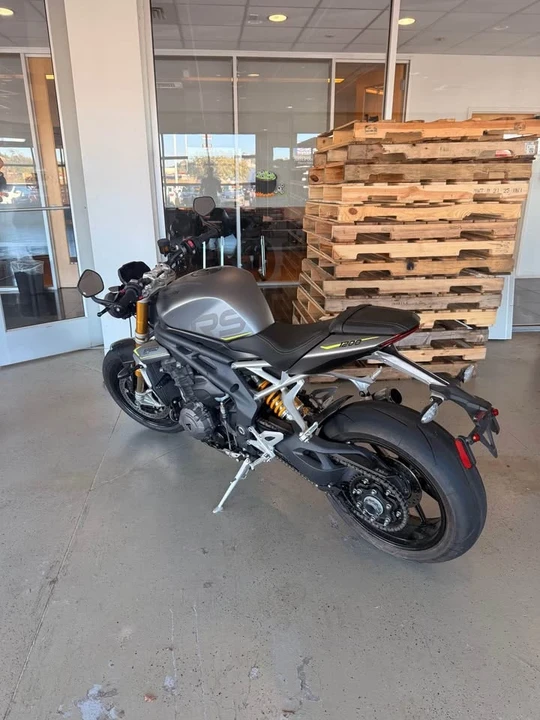 2022 Triumph Trident - Image 2 of 4