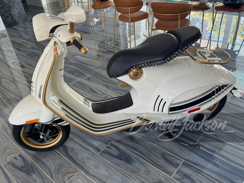 2022 Vespa - Image 2 of 17