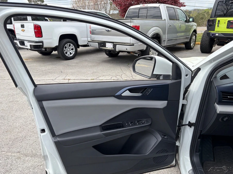 2022 Volkswagen Taos - Image 9 of 12