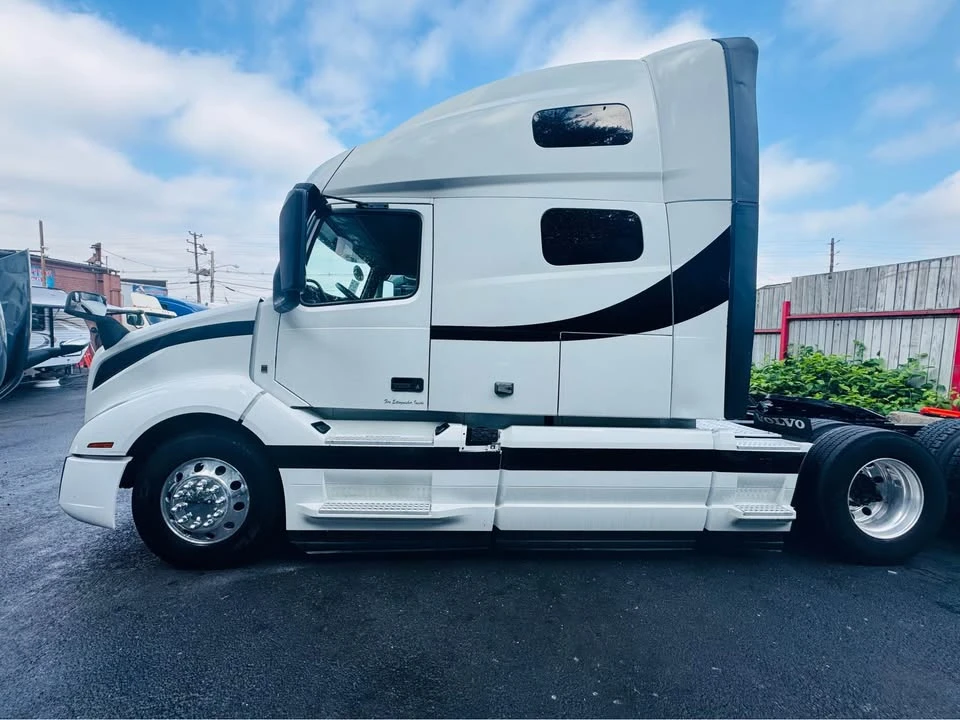 2022 Volvo - Image 8 of 20
