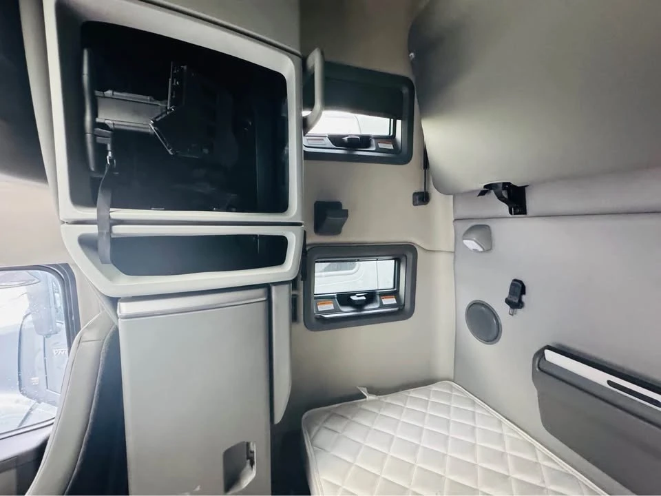 2022 Volvo - Image 18 of 20