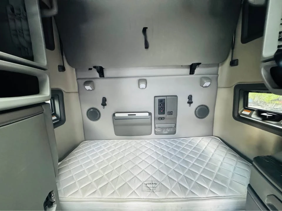 2022 Volvo - Image 16 of 20