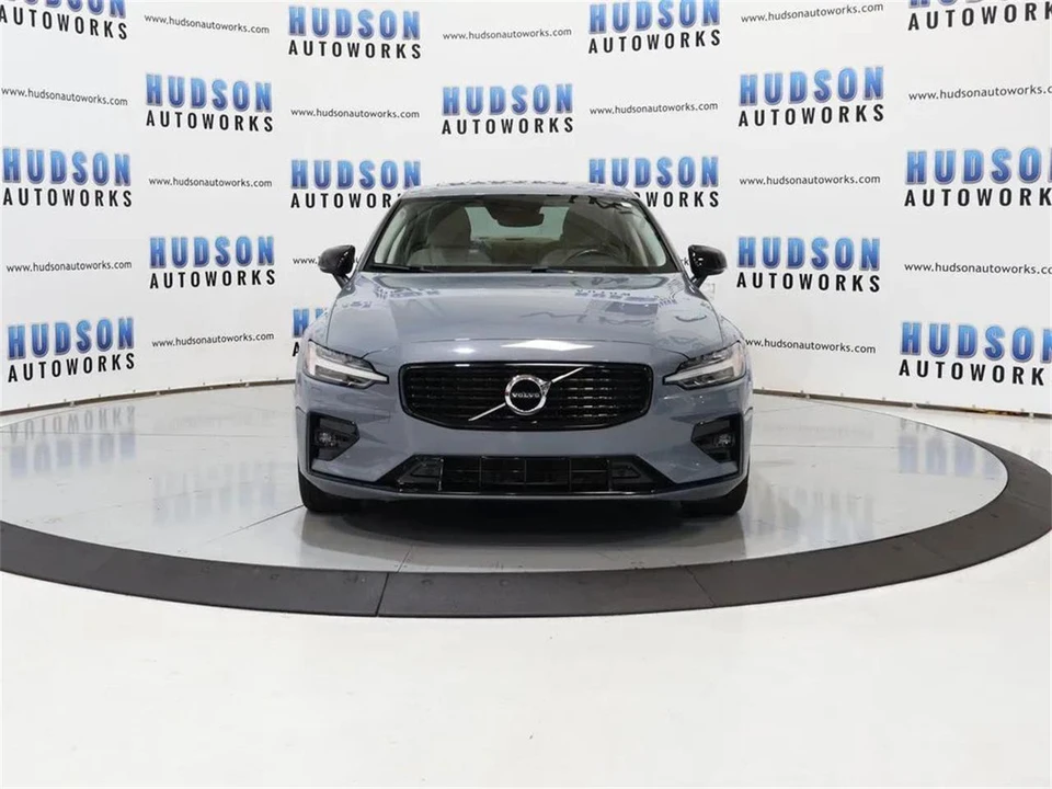 2022 Volvo S60 3rd Gen - Image 9 of 31