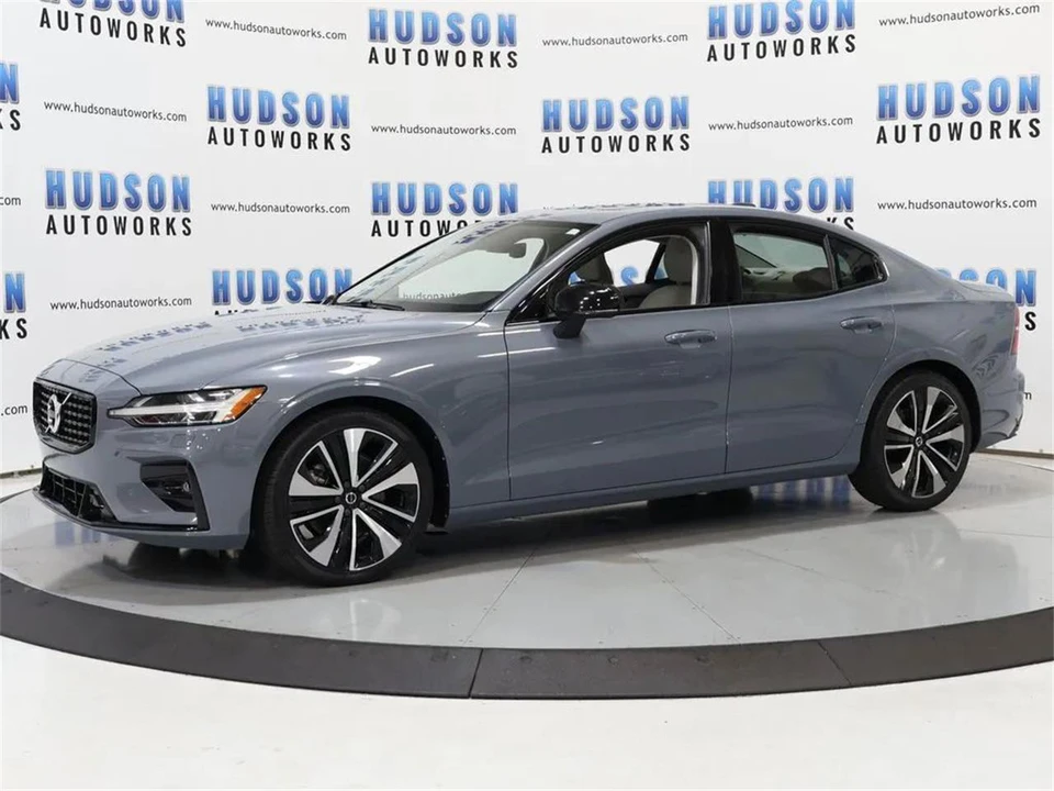 2022 Volvo S60 3rd Gen - Image 2 of 31