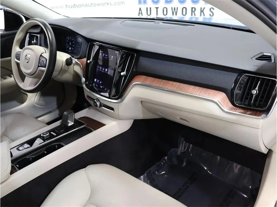 2022 Volvo S60 3rd Gen - Image 29 of 31