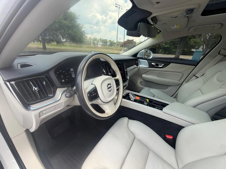 2022 Volvo S60 3rd Gen - Image 9 of 31