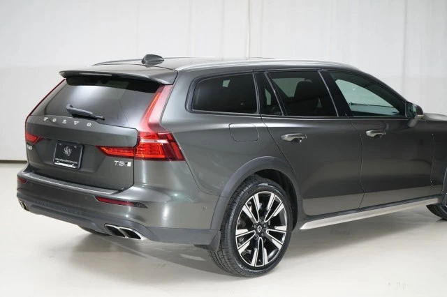 2022 Volvo V60 2nd Gen - Image 17 of 21