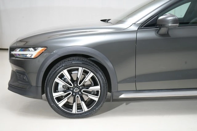 2022 Volvo V60 2nd Gen - Image 2 of 21
