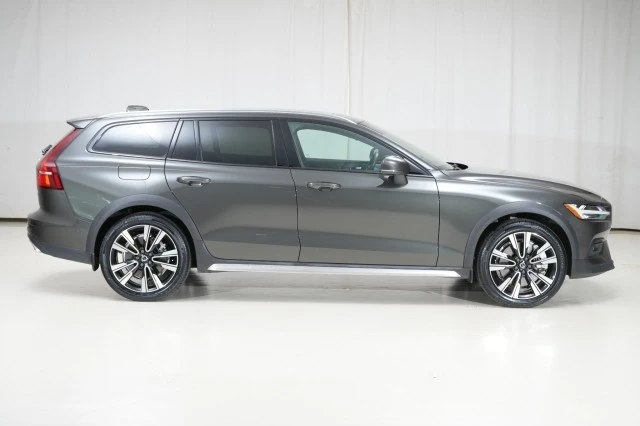 2022 Volvo V60 2nd Gen - Image 14 of 21