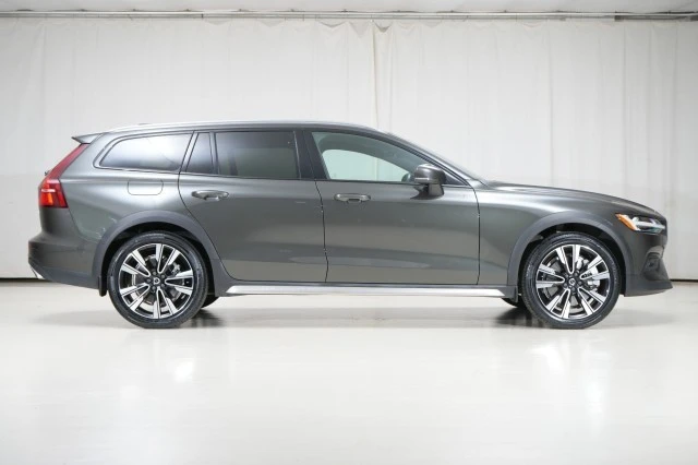 2022 Volvo V60 2nd Gen - Image 15 of 21
