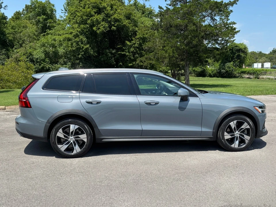 2022 Volvo V60 2nd Gen - Image 8 of 31