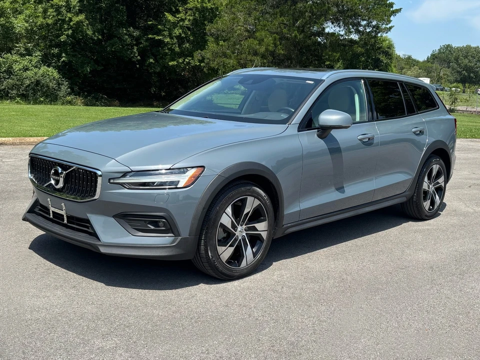 2022 Volvo V60 2nd Gen - Image 2 of 31