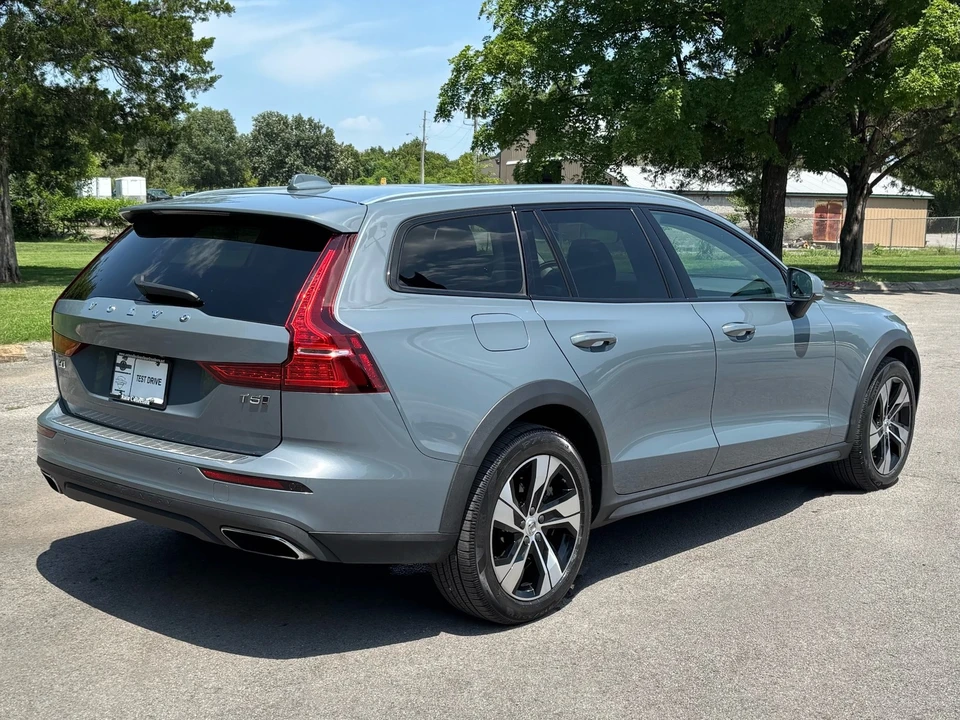 2022 Volvo V60 2nd Gen - Image 3 of 31