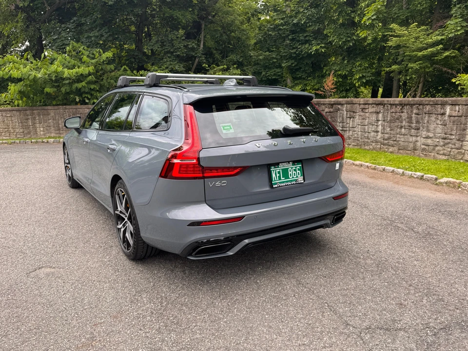 2022 Volvo V60 2nd Gen - Image 17 of 31