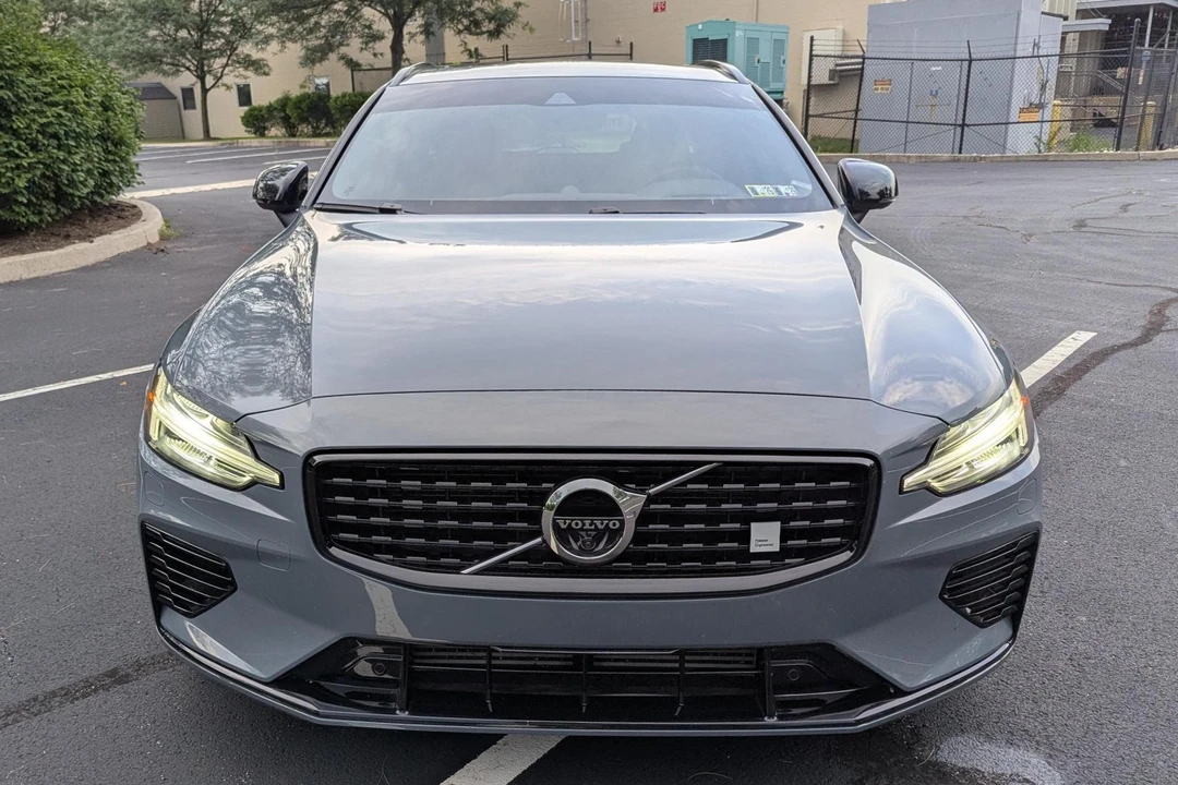 2022 Volvo V60 2nd Gen - Image 2 of 31