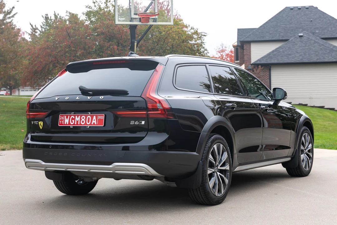 2022 Volvo V90 - Image 9 of 31
