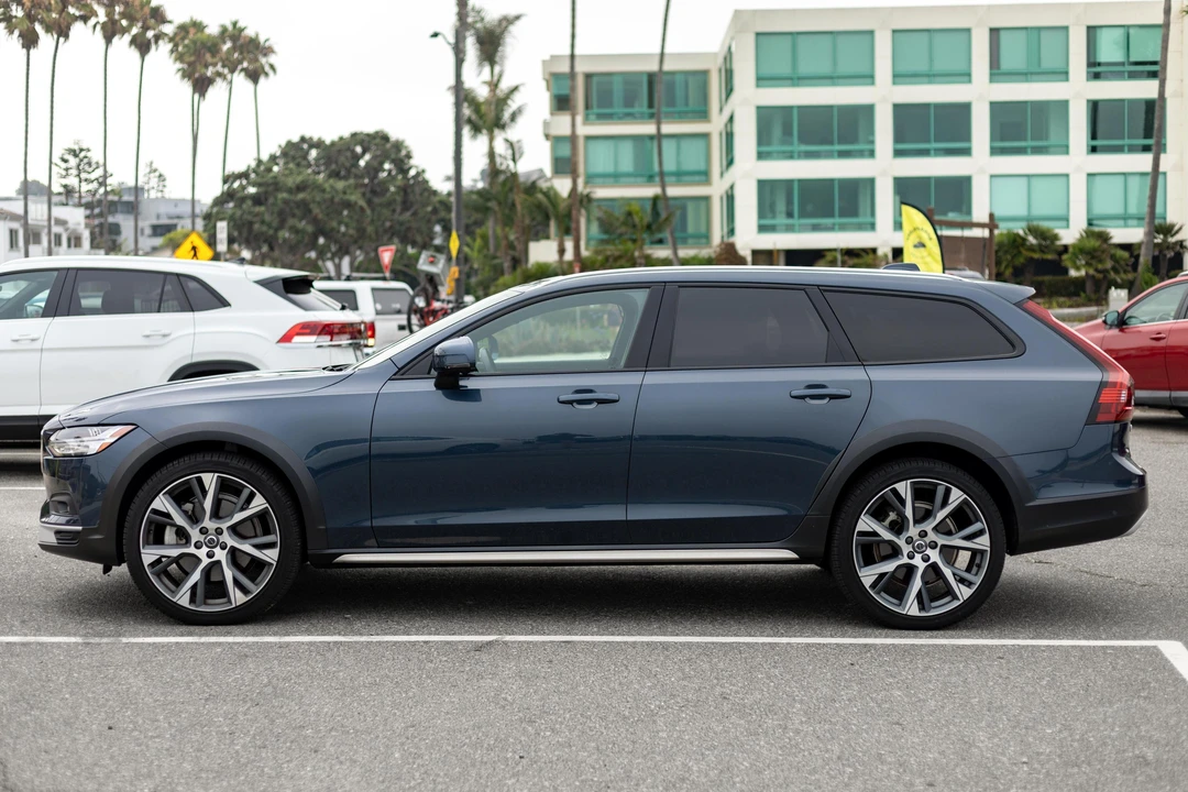 2022 Volvo V90 - Image 3 of 31