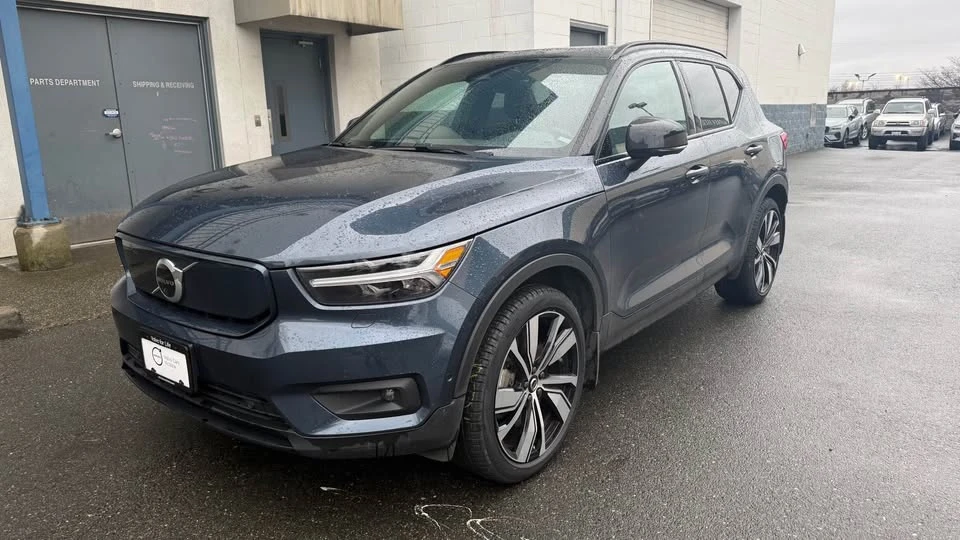 2022 Volvo XC40 - Image 2 of 5